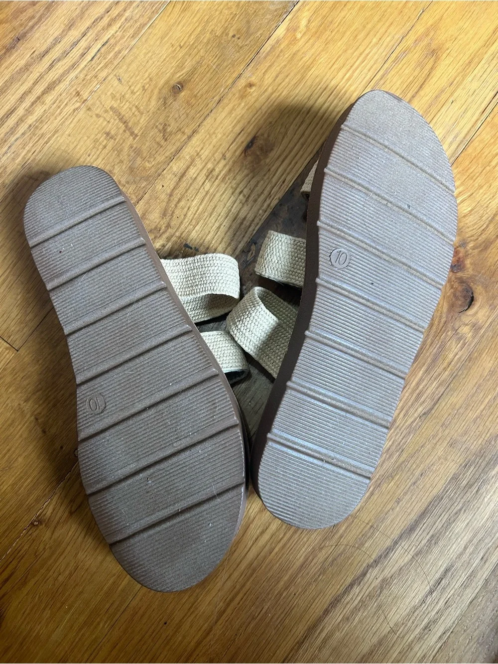 Cushionaire Women’s Indy 3 Band Stretch Slide Sandals Cream Fabric Straps Sz 10